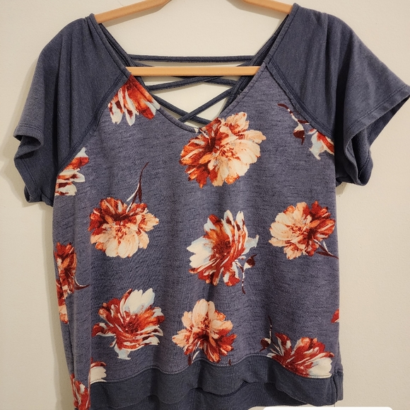 Women's Tops - Picture 3 of 15